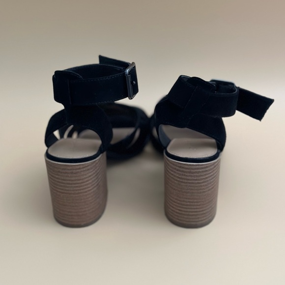 Universal Thread Etta Buckle Ankle Block Heel Sandal Black Size: 5.5 - Picture 5 of 5